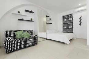 Black and White apartment by Wonderful Italy
